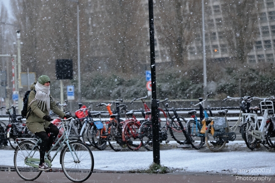 Snowy_Day_With_Cyclist_And_Bicycles_Winter_Weather_Amsterdam_Netherlands_People_Creative_Collection_Photography_Canon_EOS_R5_Mark_II_2026_001.JPG
