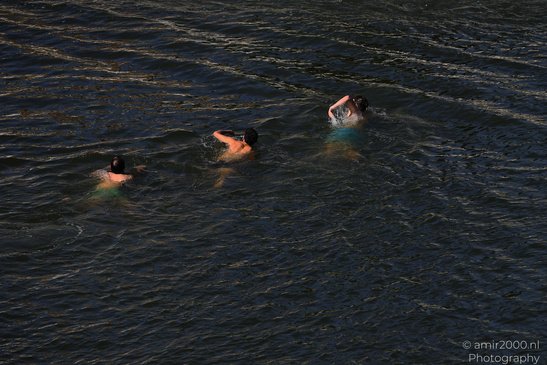 Swimmers_In_The_Canals_Amsterdam_Netherlands_People_Creative_Collection_Photography_Canon_EOS_R5_Mark_II_2026_001.JPG
