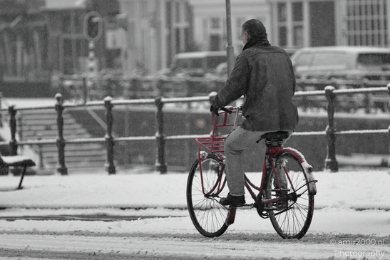 Urban_Cyclists_Navigating_Snowy_Streets_Amsterdam_Netherlands_People_Creative_Collection_Photography_Canon_EOS_R5_Mark_II_2026_001.JPG