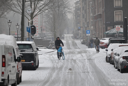 Urban_Cyclists_Navigating_Snowy_Streets_Amsterdam_Netherlands_People_Creative_Collection_Photography_Canon_EOS_R5_Mark_II_2026_002.JPG