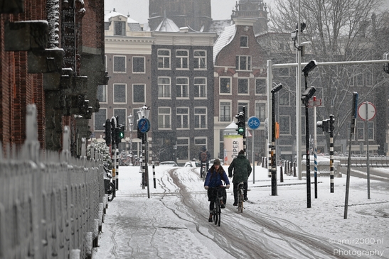 Urban_Cyclists_Navigating_Snowy_Streets_Amsterdam_Netherlands_People_Creative_Collection_Photography_Canon_EOS_R5_Mark_II_2026_003.JPG