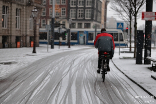 Urban_Cyclists_Navigating_Snowy_Streets_Amsterdam_Netherlands_People_Creative_Collection_Photography_Canon_EOS_R5_Mark_II_2026_004.JPG