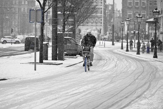 Urban_Cyclists_Navigating_Snowy_Streets_Amsterdam_Netherlands_People_Creative_Collection_Photography_Canon_EOS_R5_Mark_II_2026_005.JPG
