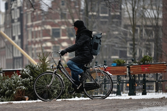 Urban_Cyclists_Navigating_Snowy_Streets_Amsterdam_Netherlands_People_Creative_Collection_Photography_Canon_EOS_R5_Mark_II_2026_006.JPG