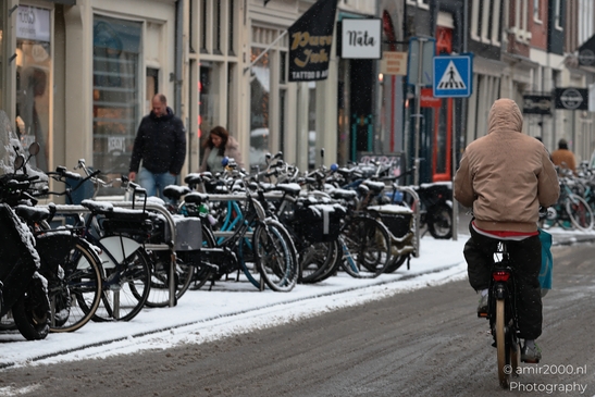 Urban_Cyclists_Navigating_Snowy_Streets_Amsterdam_Netherlands_People_Creative_Collection_Photography_Canon_EOS_R5_Mark_II_2026_007.JPG