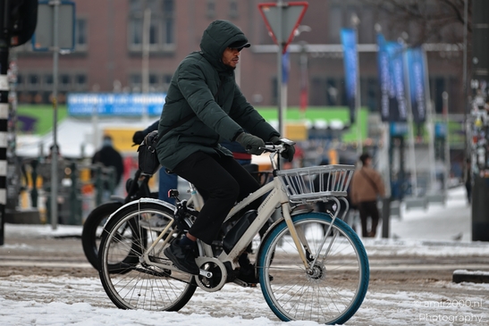 Urban_Cyclists_Navigating_Snowy_Streets_Amsterdam_Netherlands_People_Creative_Collection_Photography_Canon_EOS_R5_Mark_II_2026_011.JPG
