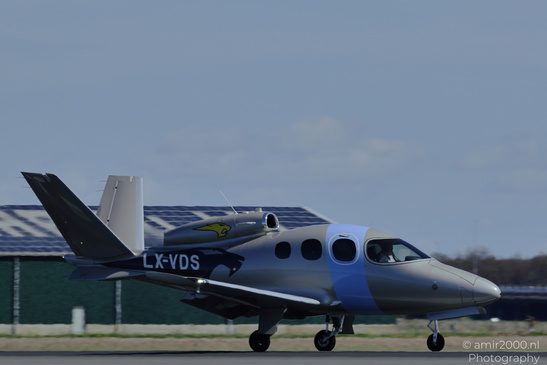 The_Cirrus_G2_Vision_Jet_LX-VDS_Landing_Schiphol_Netherlands_Aviation_Photography_Canon_EOS_R5_Mark_II_2026_006.JPG