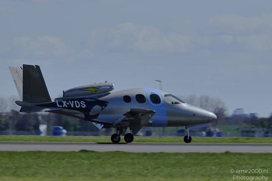 The_Cirrus_G2_Vision_Jet_LX-VDS_Landing_Schiphol_Netherlands_Aviation_Photography_Canon_EOS_R5_Mark_II_2026_008.JPG