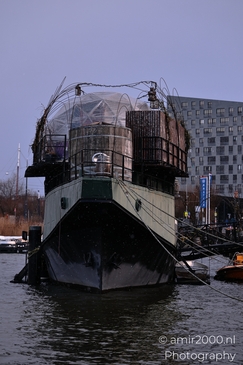 Boat_With_A_Greenhouse_On_Deck_Amsterdam_Netherlands_Cityscape_Photography_Canon_EOS_R5_Mark_II_2026_001.JPG