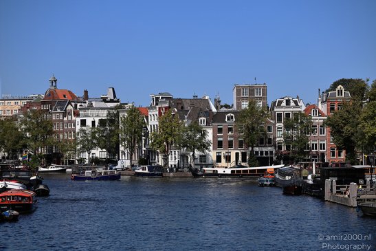 Canal_Scenery_In_The_Center_Of_Amsterdam_Netherlands_Cityscape_Photography_Canon_EOS_R5_Mark_II_2026_001.JPG
