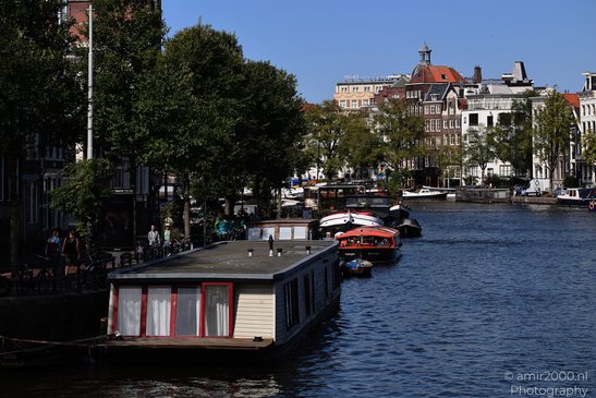Canal_Scenery_In_The_Center_Of_Amsterdam_Netherlands_Cityscape_Photography_Canon_EOS_R5_Mark_II_2026_002.JPG