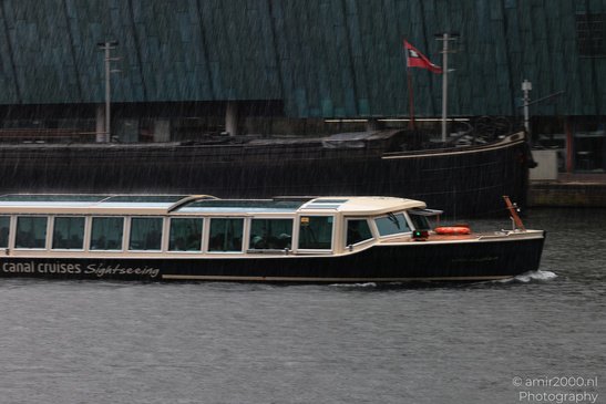 Cruise_Boat_In_Rain_Amsterdam_Netherlands_Cityscape_Photography_Canon_EOS_R5_Mark_II_2026_001.JPG