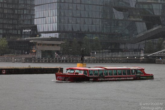 Cruise_Boat_In_Rain_Amsterdam_Netherlands_Cityscape_Photography_Canon_EOS_R5_Mark_II_2026_002.JPG