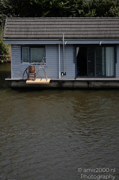 Houseboat_On_Water_Amsterdam_Netherlands_Cityscape_Photography_Canon_EOS_R5_Mark_II_2026_001.JPG