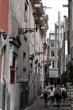 People_Walking_Down_Alley_Amsterdam_Netherlands_Cityscape_Photography_Canon_EOS_R5_Mark_II_2026_001.JPG