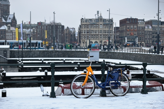 Snowy_Amsterdam_Canal_With_Bicycles_Amsterdam_Netherlands_Cityscape_Photography_Canon_EOS_R5_Mark_II_2026_001.JPG