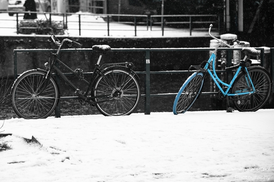 Snowy_Bikes_And_Urban_Artwork_Amsterdam_Netherlands_Cityscape_Photography_Canon_EOS_R5_Mark_II_2026_001.JPG