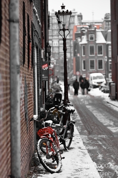 Snowy_Bikes_And_Urban_Artwork_Amsterdam_Netherlands_Cityscape_Photography_Canon_EOS_R5_Mark_II_2026_004.JPG