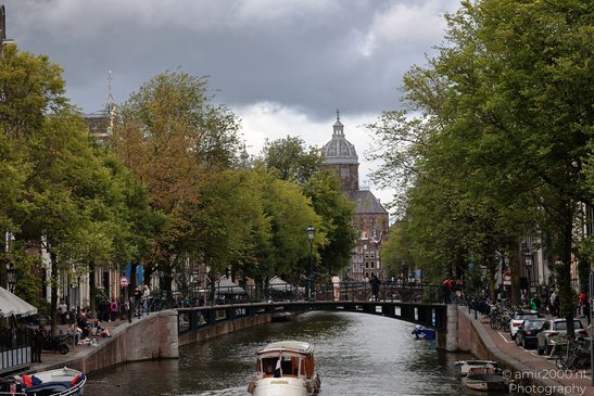 The_View_Towards_Nieuwmarkt_And_Canal_Boat_Amsterdam_Netherlands_Cityscape_Photography_Canon_EOS_R5_Mark_II_2026_001.JPG