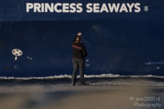 A_woman_from_the_back_waving_to_a_cruise_ship_General_Photography_Collection_Canon_EOS_7D.JPG