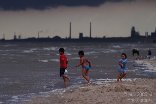 Kids_playing_on_the_beach_in_cloudy_north_sea_North_Sea_Netherlands_Canon_EOS_7D.JPG