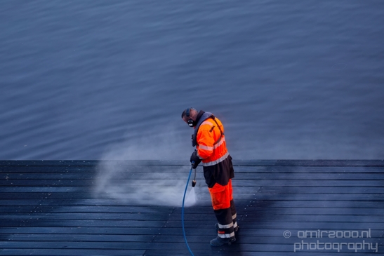 Man_at_work_cleaning_the_dock_water_pressure_Amsterdam_Netherlands_Canon_EOS_5D_Mark_IV.JPG