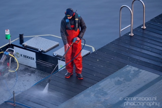 Man_at_work_cleaning_the_dock_water_pressure_Amsterdam_Netherlands_Canon_EOS_5D_Mark_IV_003.JPG