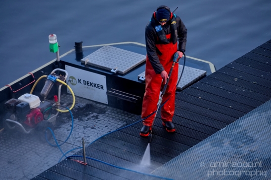 Man_at_work_cleaning_the_dock_water_pressure_Amsterdam_Netherlands_Canon_EOS_5D_Mark_IV_004.JPG
