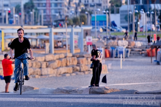 People_enjoying_Tel_Aviv_promenade_during_sunset_Tel_Aviv-jaffa_Israel_Canon_EOS_5D_Mark_IV.JPG