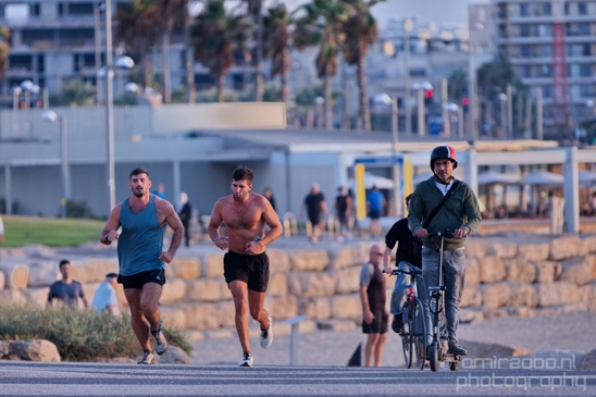 People_joggin_in_Tel_Aviv_promenade_Tel_Aviv-jaffa_Israel_Canon_EOS_5D_Mark_IV.JPG
