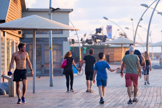 People_walking_around_in_Tel_Aviv_promenade_Tel_Aviv-jaffa_Israel_Canon_EOS_5D_Mark_IV.JPG