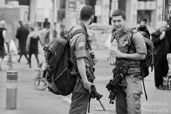 Two_Israeli_soldiers_in_black_and_white_hanging_around_Jerusalem_Israel_Canon_EOS_5D_Mark_IV.JPG