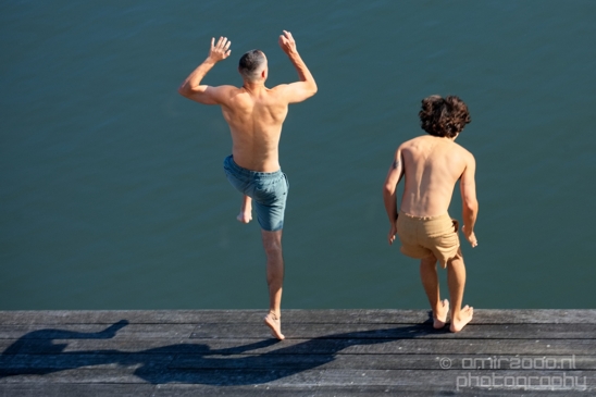 Two_guys_from_the_back_jumping_to_the_canal_Amsterdam_Netherlands_Canon_EOS_5D_Mark_IV_002.JPG