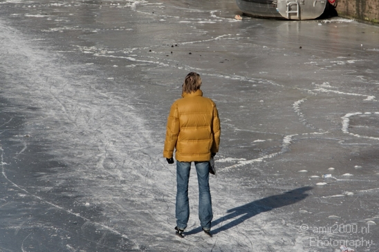 Woman_from_the_back_ice_skatin_in_the_canals_of_Amsterdam_Amsterdam_Netherlands_Canon_EOS_7D.JPG