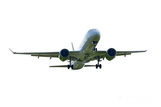 Air_Baltic_YL-AAX_Airbus_A220-300_landing_Schiphol_aviation_Netherlands_Photography_001_Canon_EOS_5D_Mark_IV.JPG