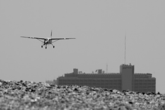 Cessna_landing_Tel_Aviv_Aviv-Jaffa_Israel_Aviation_Photography_001_Canon_EOS_7D.JPG
