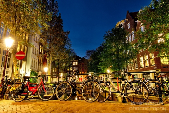 Night_Amsterdam_centrum_canals_cityscape_Netherlands_Photography_030_Canon_EOS_5D_Mark_IV.JPG